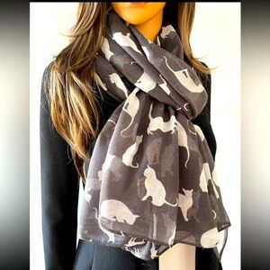 dei- women’s black & white cat scarf.